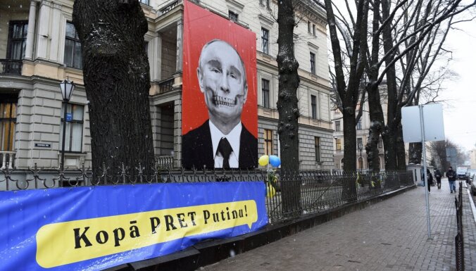 No Krievijas vēstniecības saņemta protesta nota par plakātu uz Medicīnas muzeja ēkas