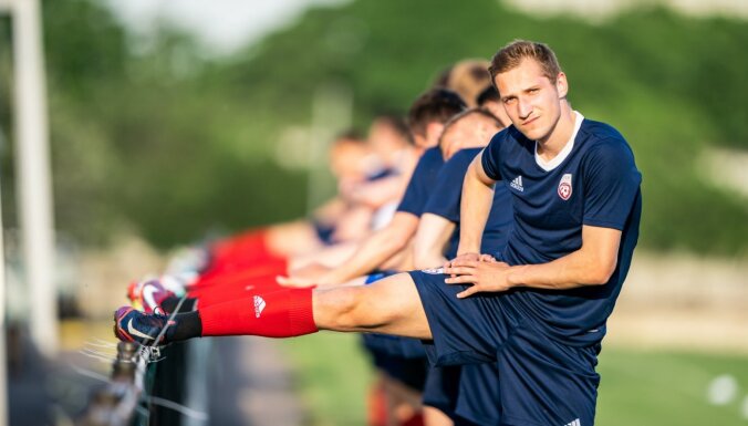 Foto: Latvijas futbolisti izkustina kājas saulainajā Moldovā