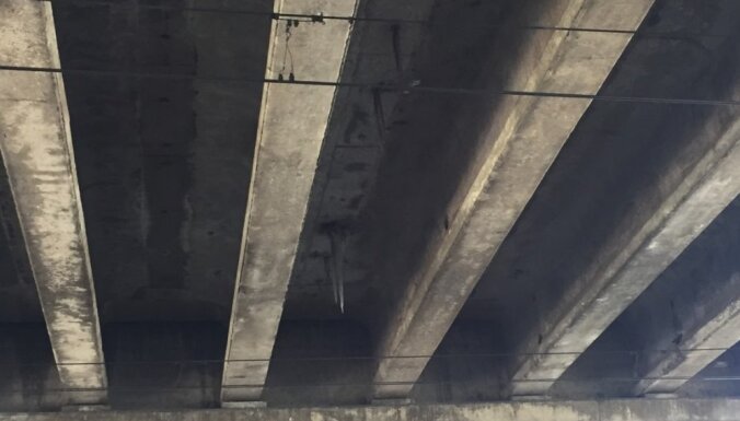 Foto: Lasītāju uztrauc 'lāstekas' zem Zemitāna tilta