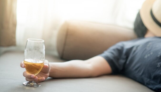 Katrs desmitais vīrietis Latvijā atzīst, ka cieš no alkohola atkarības