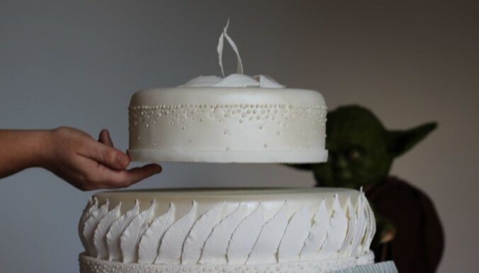 Anglijā izcepta levitējoša kāzu torte