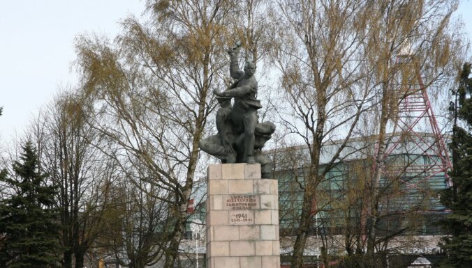 В Лиепае демонтирован памятный камень генералу Дедаеву