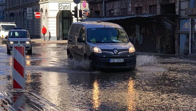 Foto: Elizabetes ielā plīsis ūdensvads