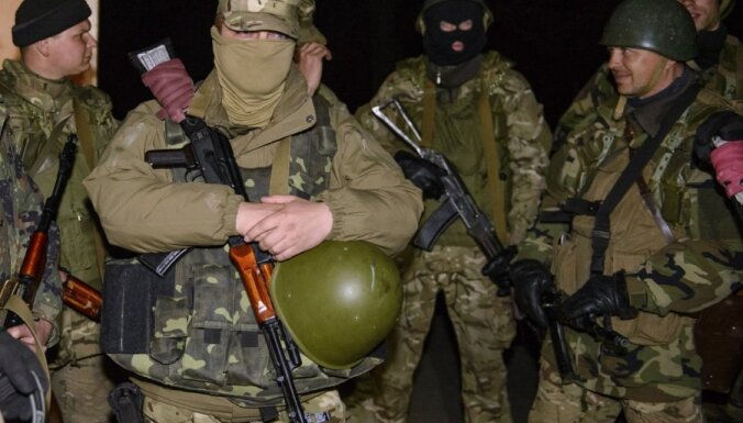 Slovjanskā sagrābts autobuss ar astoņiem militārajiem novērotājiem; separātisti pārmet ieroču vešanu
