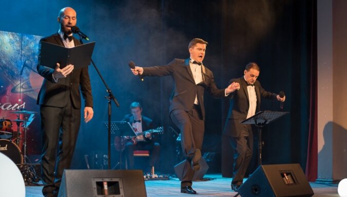 Foto: 'Teātru tenori' uzsāk koncertturneju Kuldīgā