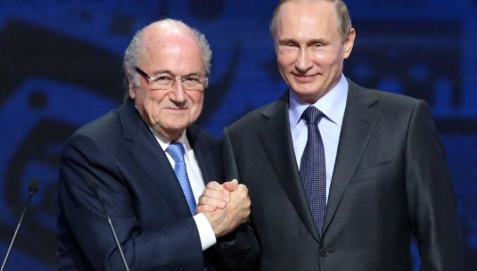 Bijušais FIFA prezidents Blaters Pasaules kausu apmeklēs kā Putina personiskais viesis