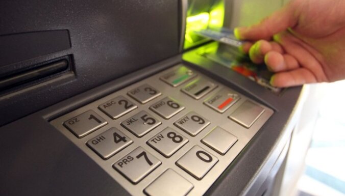 Lūdz apsūdzēt Rīgas reģiona policistu par naudas izņemšanu no svešas kredītkartes
