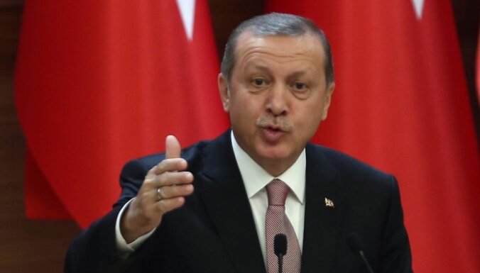 Turcijas prezidents pēc sprieduma arestēto žurnālistu lietā draud tiesai