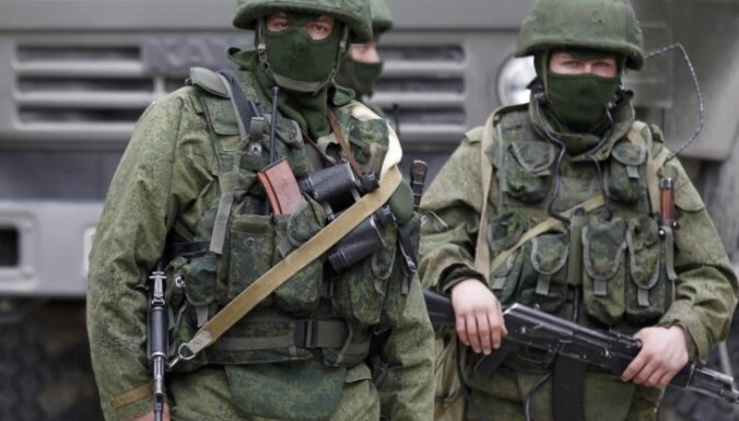 "Неопознанные" вооруженные люди все еще контролируют большинство объектов в Крыму