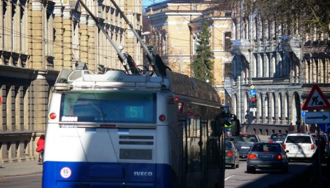Пробки в Риге: автобусы и троллейбусы могут опаздывать на 30-40 минут
