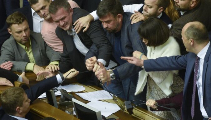 Украина: в Раде сорвали голосование предложений Порошенко по статусу Донбасса