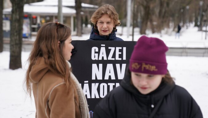 Foto: 'Gāzei nav nākotnes' – pret Skultes LNG termināli protestē 25 aktīvisti
