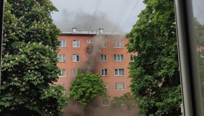 ФОТО. Пожар в Пардаугаве: из дома эвакуировались 37 человек, еще семерых спасли