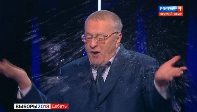 Putina pārvēlēšanas šovs: Kandidātu debatēs Sobčaka aplej Žirinovski ar ūdeni
