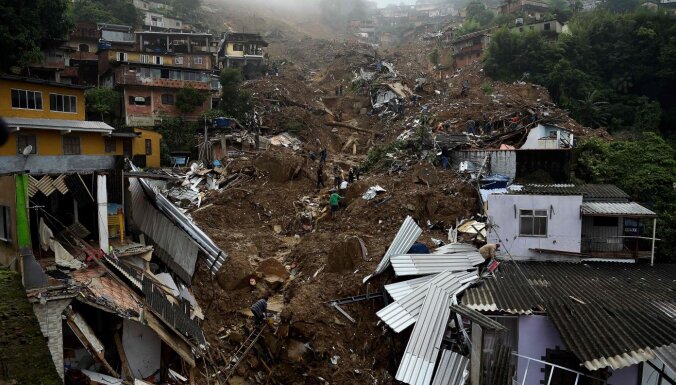 Паводковые воды обрушились на город в Бразилии, погибли почти 100 человек