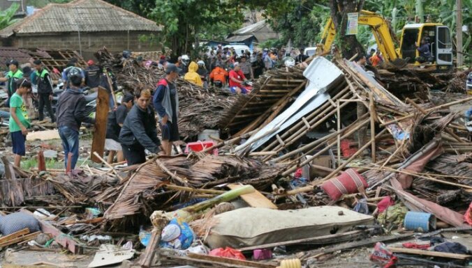 Foto: Indonēzijā cunami prasījis vismaz 222 cilvēku dzīvības