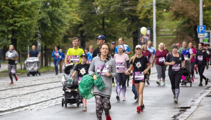 ФОТО: Рижский марафон начался с семейного забега