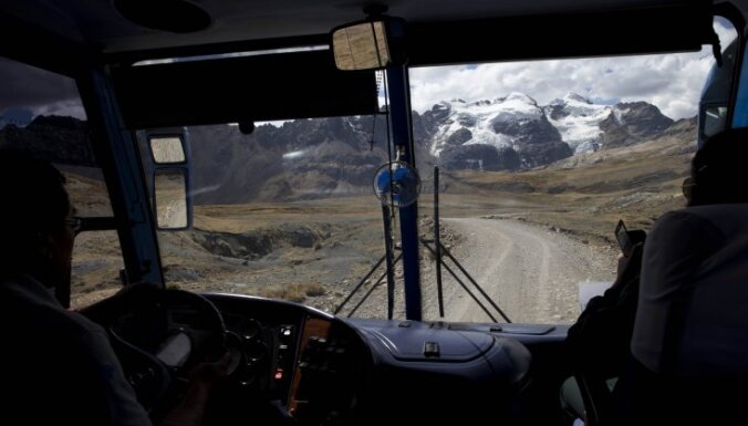 ВИДЕО: Около Пиуре потоком унесло автобус с пассажирами