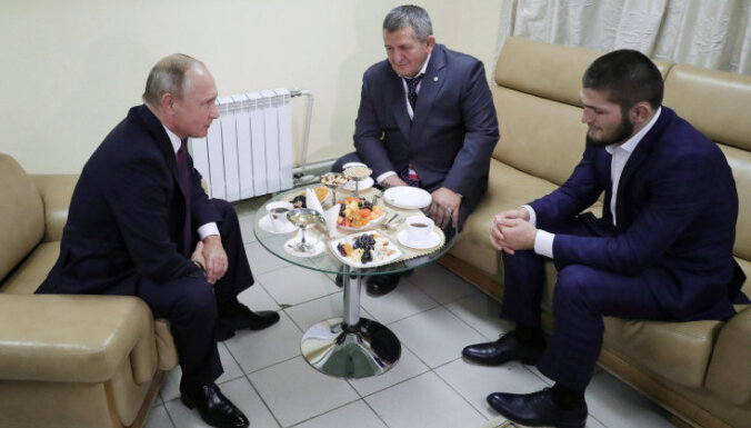 Хабиб — о звонке Путина: он спросил как дела, я сказал: сидим в окружении
