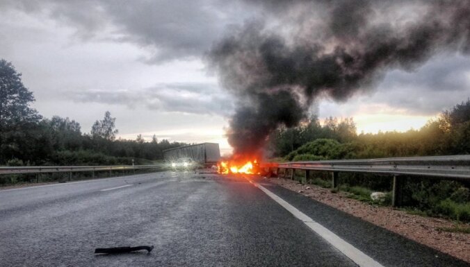 Трагическая авария на шоссе Рига — Лиепая: после столкновения в машине сгорел водитель