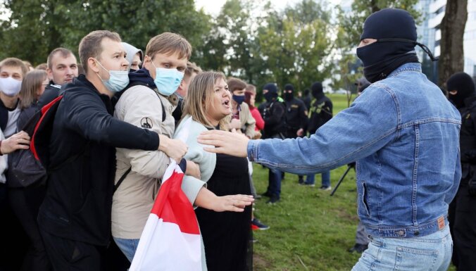 Dozens of people who have gone on a protest march have been detained in Minsk