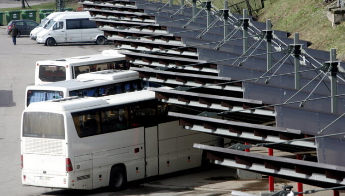 С понедельника междугородние автобусы в Латвии будут ходить реже