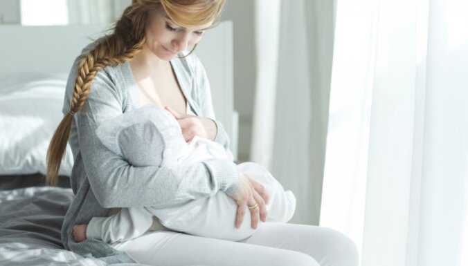 Seši neparastāki iemesli, kāpēc mammai nāk par labu bērna zīdīšana ar krūti