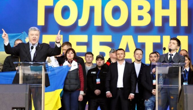 Порошенко заявил об уходе Украины от "кремлевского победобесия"