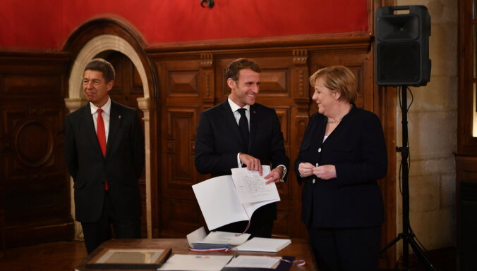 Макрон вручил Меркель высшую награду Франции