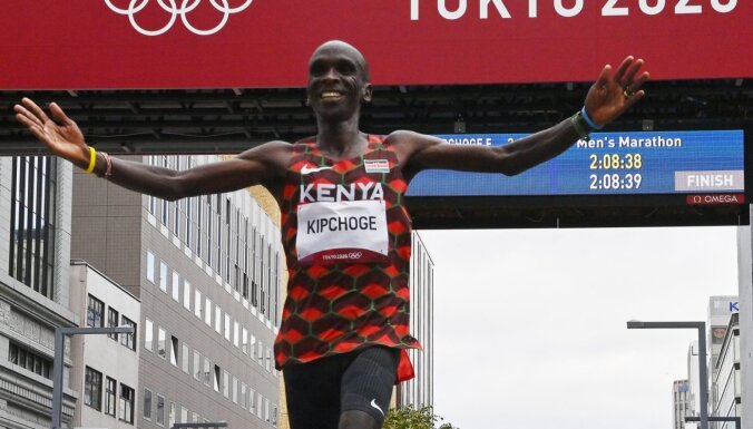 Maratonists Kipčoge kļūst par divkārtēju olimpisko čempionu