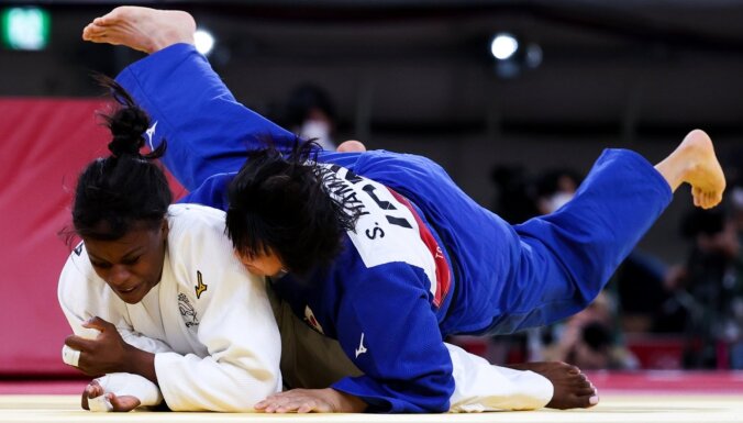 Japānas sportisti džudo sacensībās izcīna vēl divas olimpiskās zelta medaļas
