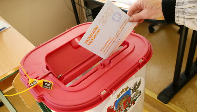 Rīgas vēlēšanu komisija iegādāšoties vieglāk lietojamas balsošanas kastes, vecās atdodot 'laukiem'