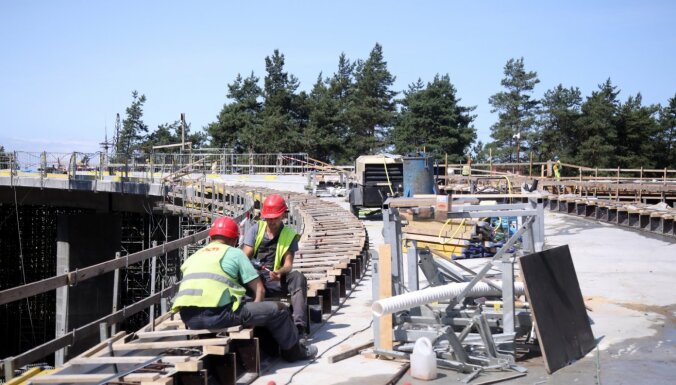 Строительство моста через железную дорогу на Саркандаугаве идет по плану; самые шумные работы — позади