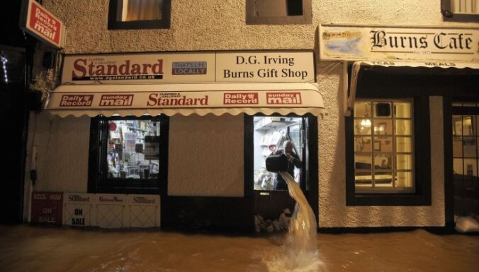 Lielbritānijā turpinās plūdi; spēkā brīdinājumi 33 vietās