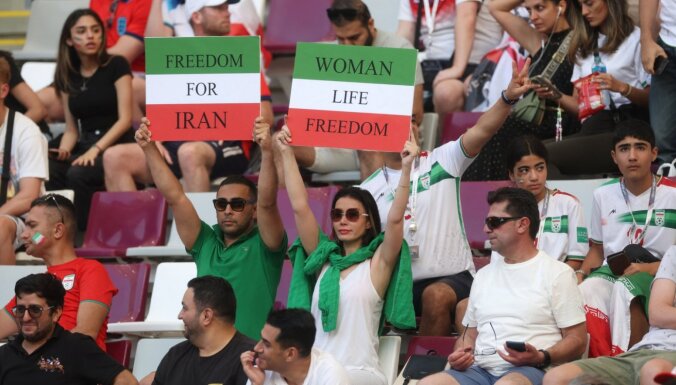 Иранские игроки спели гимн перед матчем и были освистаны своими болельщиками