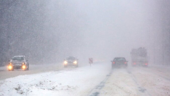 Синоптики предупреждают: в ночь на вторник в Латвии выпадет 6-8 сантиметров снега