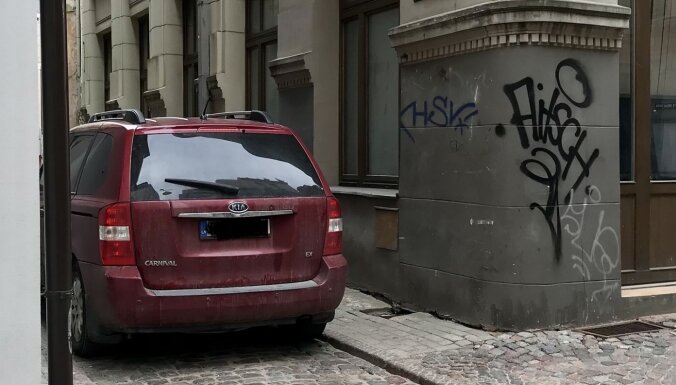 'Bezkauņu invāzija' – aculiecinieks sašutis par autovadītāju 'parkošanās' kultūru galvaspilsētā