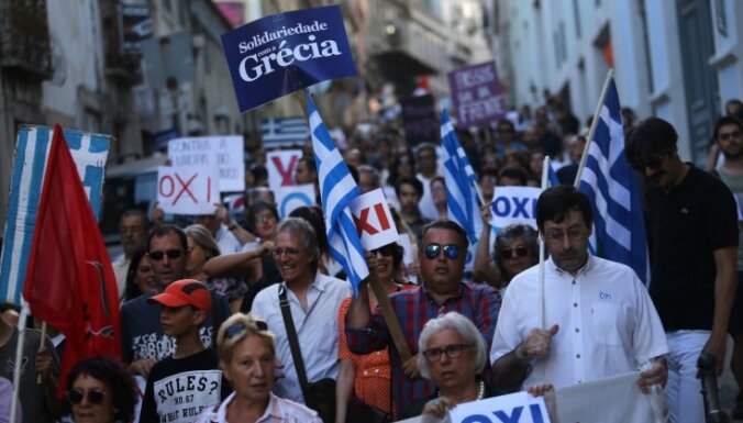 Foto: Portugālē demonstranti aicina grieķus balsot 'pret'