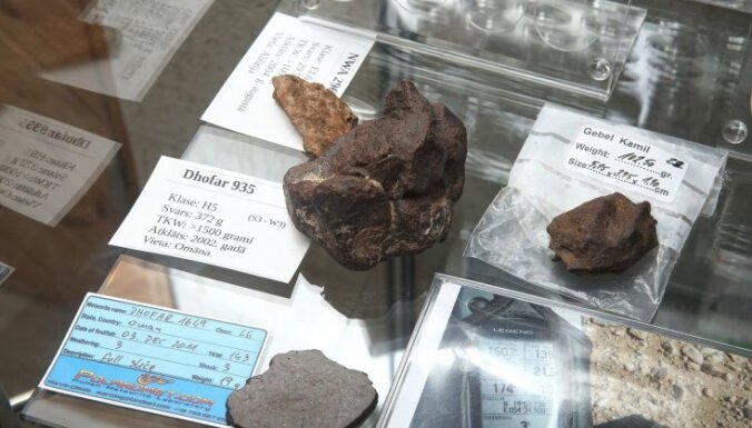 Foto: Rīgā atklāts unikāls apskates objekts - Mazais meteorītu muzejs