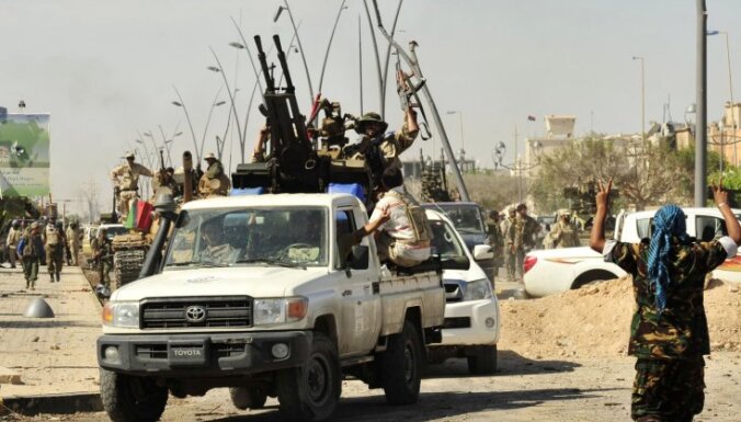 Lībijas pagaidu padomes premjers: Kadafi nogalināts krustugunīs starp viņa piekritējiem un nemierniekiem