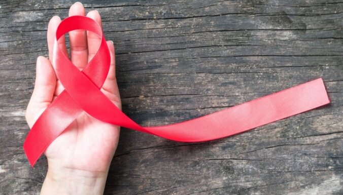 С октября в Латвии предложат лечение всем пациентам с ВИЧ