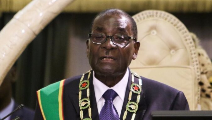 Zimbabves līderis Mugabe parlamentā nolasa nepareizu runu; sasauc deputātus uz ārkārtas sanāksmi