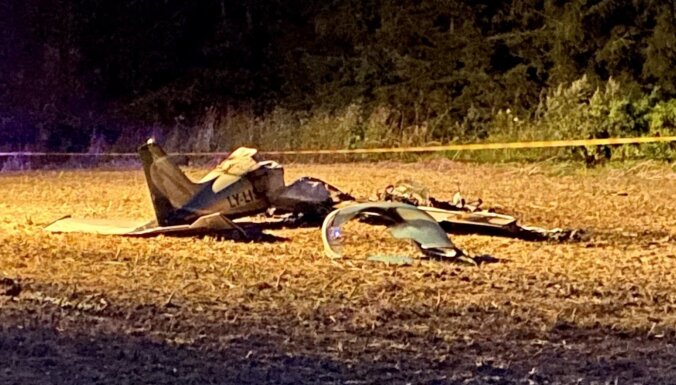 ФОТО. Возле трассы Via Baltica упал сверхлегкий самолет: погибли два человека