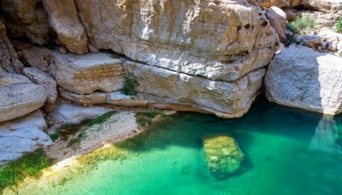 Klinšu sienas un tirkīzzils ūdens: paradīzes nostūris Omānā