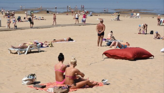 На пляже в Вецаки спасли тонувшего нетрезвого мужчину