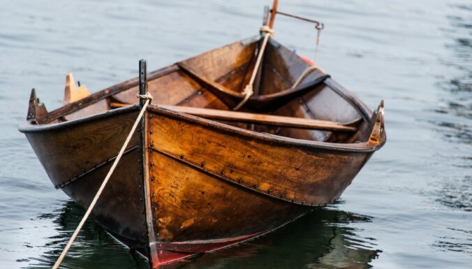 На озере в Алуксне перевернулась лодка: спасены четыре человека