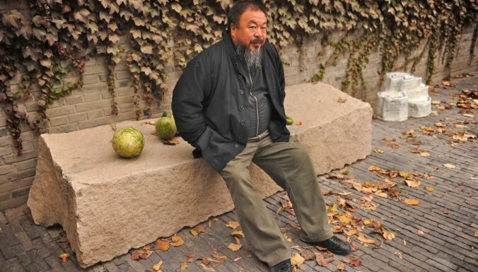 Ķīna: mākslinieks Ai Veivei aizturēts par 'ekonomiskajiem noziegumiem'