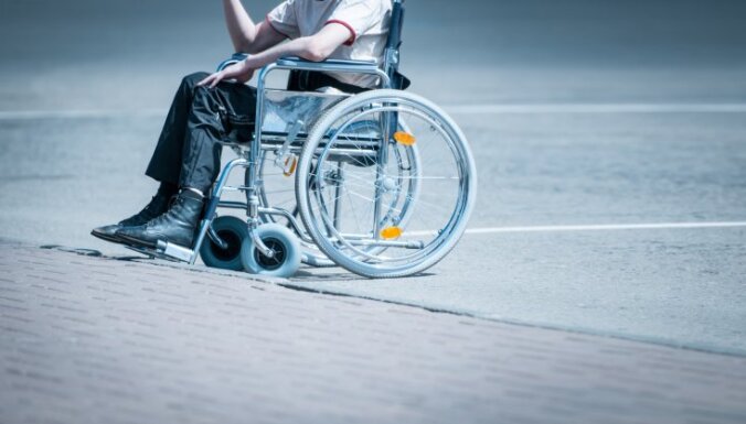 На услуги ассистентов инвалидов Латвия выделяет более 1 млн. евро, но деньги тратят на ремонт