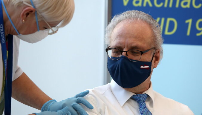 Левитс и Кариньш сделали прививку от Covid-19. Сегодня вакцину получат экс-президенты Латвии