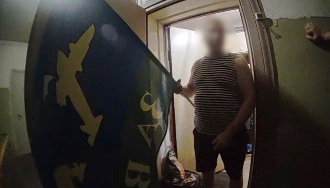ФОТО. Рижанина наказали за флаг ВДВ на окне и мелкое хулиганство